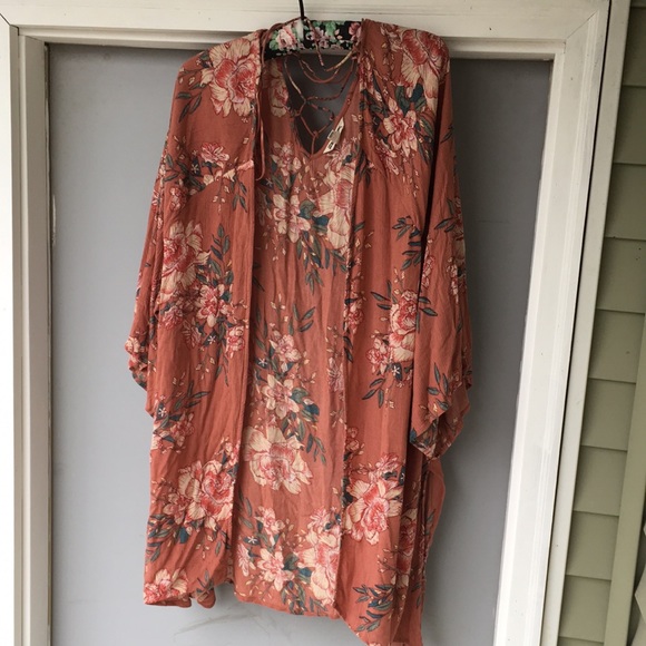 Billabong Sweaters - EUC Billabong wispy Floral Light kimono